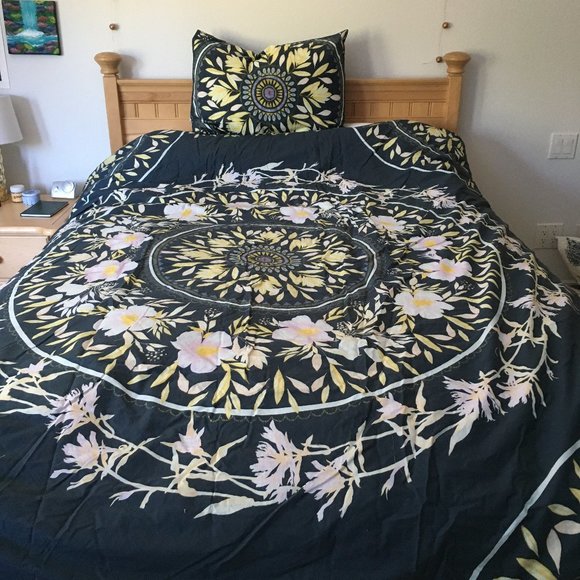 URBAN OUTFITTERS TWIN COMFORTER W/ MATCHING SHAM - Picture 1 of 8
